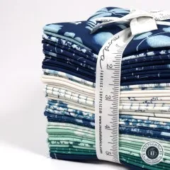 Frontalansicht des Fat Quarter Bundles Bluebell mit Farbverlauf von Dunkelblau bis Mintgrün