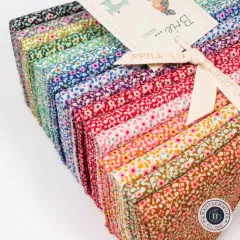 Diagonale Draufsicht auf das gefächerte Fat Quarter Bundle Brie mit sichtbaren Stoffkanten