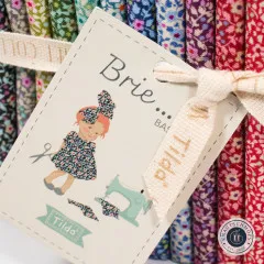 Frontalansicht des aufrecht stehenden Fat Quarter Bundles Brie mit floralem Farbverlauf