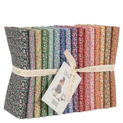 Frontalansicht des Fat Quarter Bundles Brie mit vollständigem Blick auf alle 16 Musterstoffe