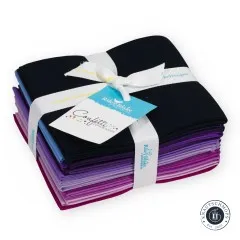 Gebundenes Riley Blake Fat Quarter Bundle Confetti Cotton Solids in Lila mit schwarzem Stoff obenauf