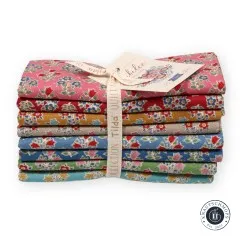 Stapel der 8 gefalteten Fat Quarters von oben fotografiert, Draufsicht.