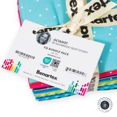 Angeschnittene Ansicht des Fat Quarter Bundles Octadot mit Etikett und Markenband Benartex