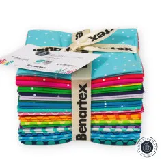 Frontalansicht des Fat Quarter Bundles Octadot mit Etikett und Designerfoto von Sugaridoo Quilt Studio