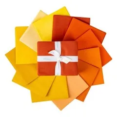 Kreisförmig aufgefächerte Fat Quarters der Farbe Orange in Draufsicht, mit gebundenem Bündel in der Mitte