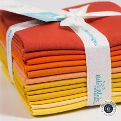 Frontalansicht des Fat Quarter Bundles mit Farbverlauf von Rotorange bis Gelb