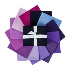 Kreisförmig aufgefächerte Fat Quarters der Farbe Purple in Draufsicht
