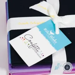 Frontalansicht des Fat Quarter Bundles mit Farbverlauf von Schwarz über Lila bis Magenta