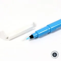 Feine Spitze des blauen Clover Markierstifts mit abgenommener weißer Kappe