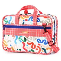 Seitliche Ansicht der fertigen Tasche mit verstellbarem Schulterriemen und Außentasche.
