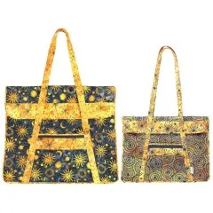 Zwei fertige Portfolio-Taschen in Groß und Klein mit Sonnen- und Sternen-Batikstoff.