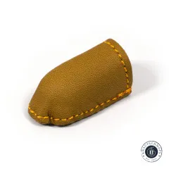 Der Lederfingerhut freigestellt mit Blick auf die geschlossene, genähte Spitze.