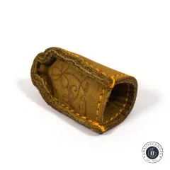 Der offene Lederfingerhut von oben mit sichtbarer Naht und geprägtem Muster im Inneren.