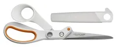 Fiskars Amplify Stoffschere 21 cm neben abgenommenem weißen Klingenschutz