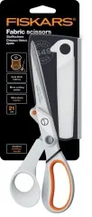Herstellerbild der Fiskars Amplify Fabric Scissors 21 cm auf schwarzer Blisterkarte mit Klingenschutz