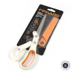 Fiskars Amplify Stoffschere 21 cm in weiß-orange mit Klingenschutz in schwarzer Verpackung, schräg liegend