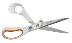 Geöffnete Fiskars Amplify Stoffschere 21 cm mit rostfreien RazorEdge-Klingen aus Edelstahl
