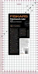 Fiskars Patchwork Lineal 15x30 cm aus transparentem Acryl mit cm-Raster, Winkellinien und schwarzem Etikett