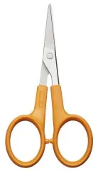 Geschlossene Fiskars Classic Stickschere mit spitzen Edelstahlklingen und orangefarbenen Griffringen