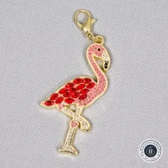Nahaufnahme des mit Strasssteinen besetzten Flamingo-Anhängers.