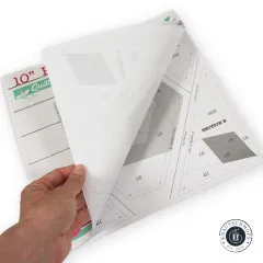 Aufgeschlagener Block der Foundation-Paper-Bögen mit Nahtlinien und Nummerierung, in der Hand gehalten