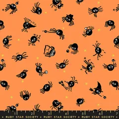 Stoffausschnitt Freaky Familiars Spider Sense in Pumpkin mit schwarzen Spinnen, Sternchen und Ruby Star Society Lineal