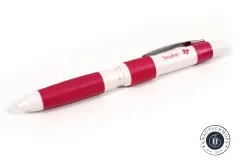 Freigestellte Studioaufnahme des liegenden Fabric Pencil Trio mit sichtbarem Metallclip