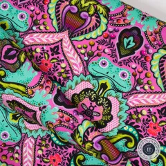 Nahaufnahme des gefalteten Stoffs mit Froschgesichtern und Herz-Ornamenten im Damast-Muster auf Pink