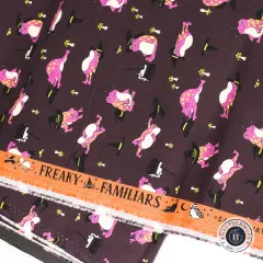 Webkante des Stoffes Frogmiliars mit Schriftzug Freaky Familiars und Hexenfröschen in Pink