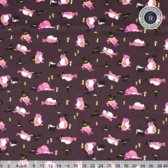 Flächige Ansicht des Stoffes Frogmiliars Eggplant mit pinken Fröschen und Lineal am Rand