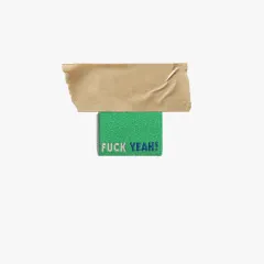 Einzelnes grünes Label Fuck Yeah mit Schriftzug in Weiß und Blau, mittig gefaltet mit Klebeband fixiert