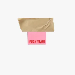 Einzelnes pinkes Label Fuck Yeah mit rotem Schriftzug, mittig gefaltet mit Klebeband fixiert
