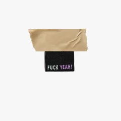 Einzelnes schwarzes Label Fuck Yeah mit Schriftzug in Mint und Lila, mittig gefaltet mit Klebeband fixiert