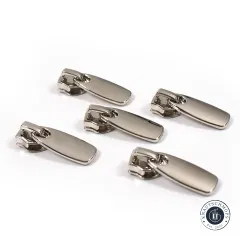 Fünf silberfarbene Simply-Classic-Reißverschlussläufer Flat #5 in Nickel, freigestellt auf weißem Hintergrund.