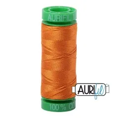 Aurifil-Garnrolle mit leuchtend orangefarbenem 40wt-Baumwollgarn in der Farbe Bright Orange (Fb. 1133).