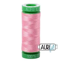 Aurifil-Garnrolle mit kräftig pinkfarbenem 40wt-Baumwollgarn in der Farbe Bright Pink (Fb. 2425).