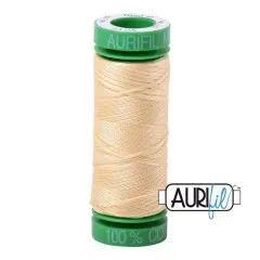 Aurifil-Garnrolle mit cremefarbenem 40wt-Baumwollgarn in der Farbe Champagne (Fb. 2105).