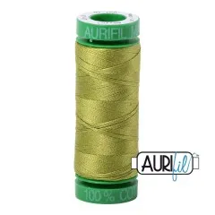 Aurifil-Garnrolle mit olivgrünem 40wt-Baumwollgarn in der Farbe Light Leaf Green (Fb. 1147).