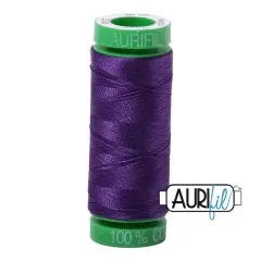 Aurifil-Garnrolle mit kräftig violettem 40wt-Baumwollgarn in der Farbe Medium Purple (Fb. 2545).