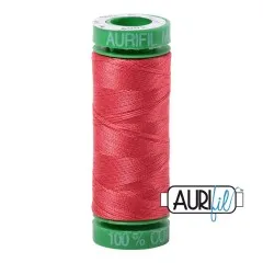Aurifil-Garnrolle mit korallenrotem 40wt-Baumwollgarn in der Farbe Medium Red (Fb. 5002).