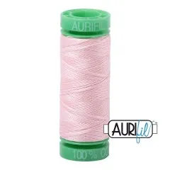 Aurifil-Garnrolle mit zartrosa 40wt-Baumwollgarn in der Farbe Pale Pink (Fb. 2410).