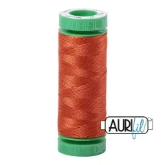 Aurifil-Garnrolle mit rostorangefarbenem 40wt-Baumwollgarn in der Farbe Rusty Orange (Fb. 2240).
