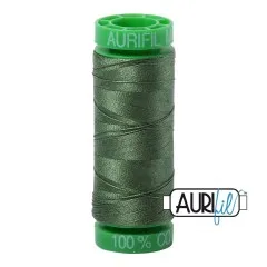 Aurifil-Garnrolle mit dunkelgrünem 40wt-Baumwollgarn in der Farbe Very Dark Grass Green (Fb. 2890).