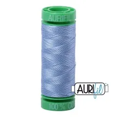 Aurifil-40wt-Garnrolle in der einfarbigen Farbe Light Delft Blue.