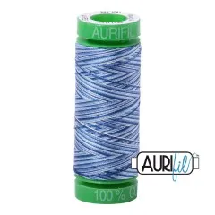 Aurifil-40wt-Garnrolle in der melierten Blautönung „Storm At Sea“.
