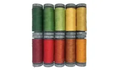 Die zehn enthaltenen Aurifil-28wt-Garnrollen in herbstlichen Grün-, Gelb- und Rottönen.