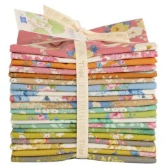Frontalansicht des mit Band gebundenen Fat Quarter Bundles mit Sunday-Brunch-Anhänger