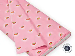 Gefaltete Stoffbahn des Tula-Pink-Stoffs „Sundaze“ in Guava, mit Blick auf den Stoffbruch.