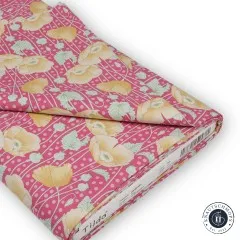 Gefalteter Stoffballen des Tilda-Stoffs „Gardenlife – Poppies“ in Pink mit sichtbarem Herstelleretikett.