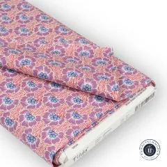 Gefalteter Stoffballen des Tilda-Stoffs „Cotton Beach – Ocean Flower“ in Coral mit sichtbarem Herstelleretikett.